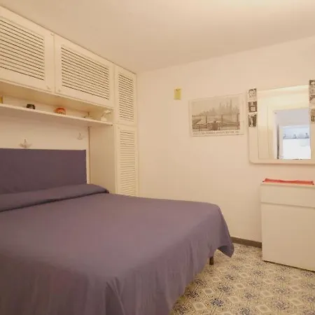 Villa Sorrento Sleeps 9 Air Con *