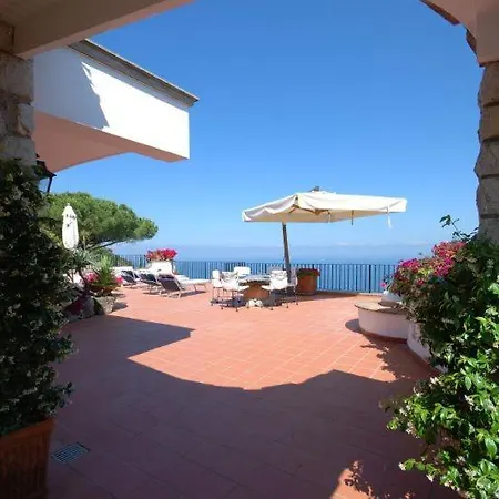 Villa Sorrento Sleeps 9 Air Con