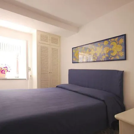 Sorrento Sleeps 9 Air Con Massa Lubrense