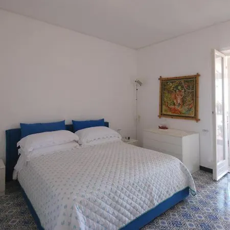 Villa Sorrento Sleeps 9 Air Con