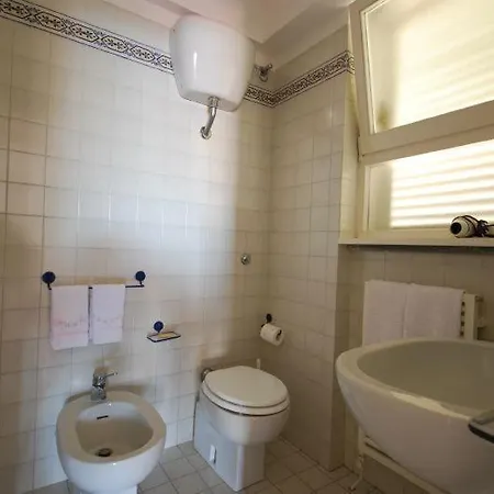 Villa Sorrento Sleeps 9 Air Con *